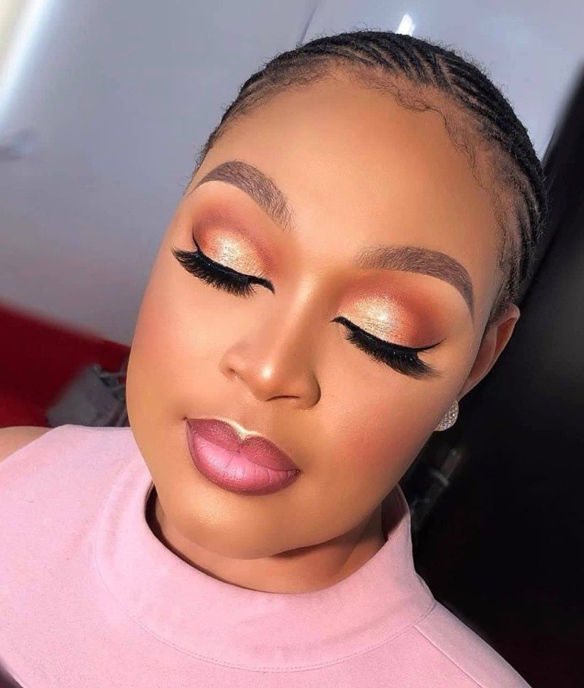 Maquillage soft glam, yeux dorés et lèvres dégradées