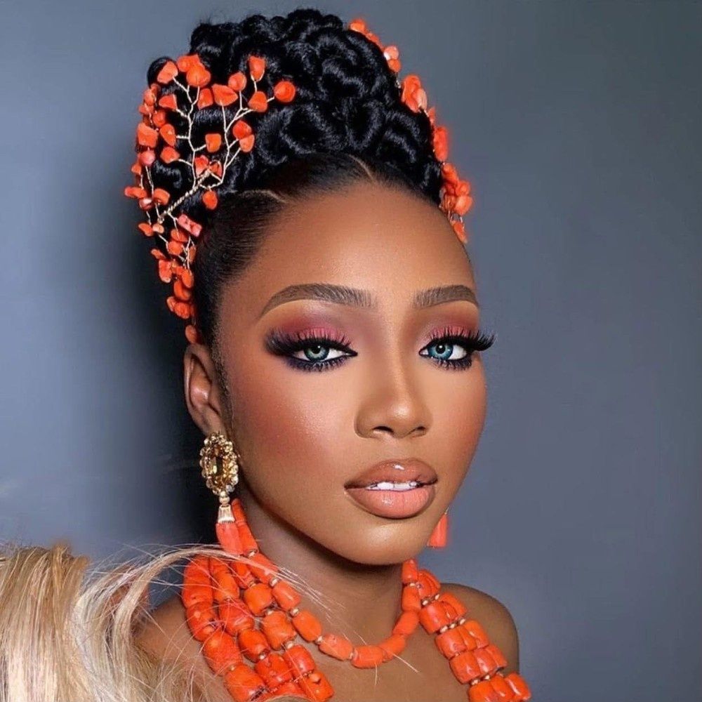 Maquillage de mariage coutumier avec parure